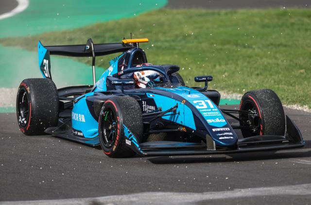 (260905) -- MONZA, Sept. 5, 2026 (Xinhua) -- Dams Lucas Oil driver Gerrard Xie of China races during the sprint race of the Formula 3 Italian Grand Prix at Monza Circuit, near Milan, Italy, on Sept. 5, 2026. (Xinhua/Li Jing)