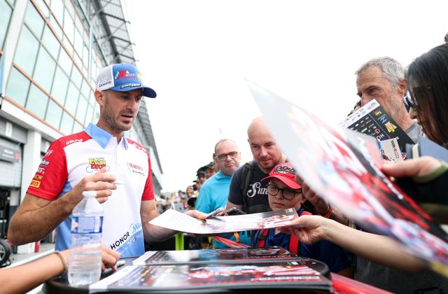 (260905) -- MAGNY-COURS, Sept. 5, 2026 (Xinhua) -- Valentin Debise (L) of EASTROC ZXMOTO Evan Bros Factory signs for fans before the race 1 of WorldSSP at the FIM Supersport World Championship French Round in Magny-Cours, France, Sept. 5, 2026. (Xinhua/Wu Huiwo)