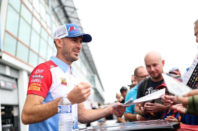 (260905) -- MAGNY-COURS, Sept. 5, 2026 (Xinhua) -- Valentin Debise of EASTROC ZXMOTO Evan Bros Factory signs for fans before the race 1 of WorldSSP at the FIM Supersport World Championship French Round in Magny-Cours, France, Sept. 5, 2026. (Xinhua/Wu Huiwo)