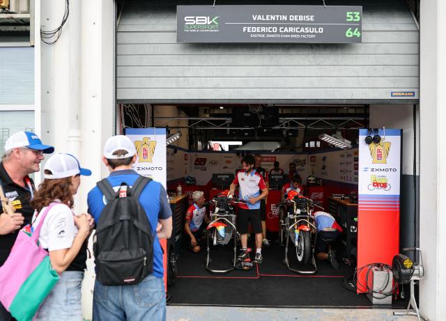 (260905) -- MAGNY-COURS, Sept. 5, 2026 (Xinhua) -- Fans visit the pitlane of EASTROC ZXMOTO Evan Bros Factory before the race 1 of WorldSSP at the FIM Supersport World Championship French Round in Magny-Cours, France, Sept. 5, 2026. (Xinhua/Wu Huiwo)