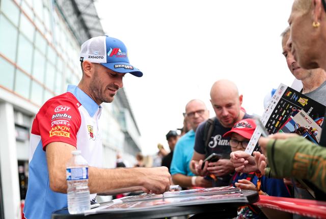 (260905) -- MAGNY-COURS, Sept. 5, 2026 (Xinhua) -- Valentin Debise of EASTROC ZXMOTO Evan Bros Factory signs for fans before the race 1 of WorldSSP at the FIM Supersport World Championship French Round in Magny-Cours, France, Sept. 5, 2026. (Xinhua/Wu Huiwo)