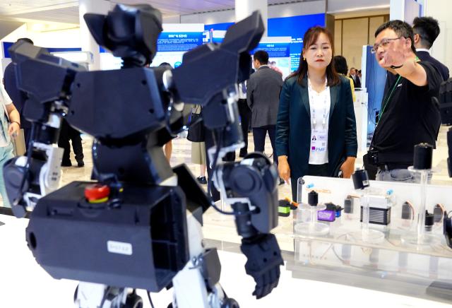 (260905) -- SHENZHEN, Sept. 5, 2026 (Xinhua) -- A staff member introduces a robot to a visitor during the Asia-Pacific Media Forum in Shenzhen, south China's Guangdong Province, Sept. 5, 2026.
  The Asia-Pacific Media Forum opened on Saturday in Shenzhen, with the theme of "Building a Path to Shared Prosperity for the Asia-Pacific Community: Media Consensus and Action."
   The forum held an exhibition of scientific and technological innovation achievements, mainly showcasing cutting-edge innovation achievements in Guangdong Province, especially in Shenzhen. (Xinhua/Li An)