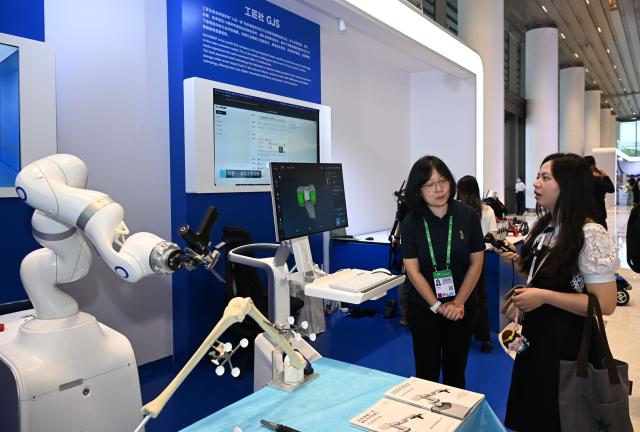 (260905) -- SHENZHEN, Sept. 5, 2026 (Xinhua) -- A staff member (L) introduces a surgical robot to a visitor during the Asia-Pacific Media Forum in Shenzhen, south China's Guangdong Province, Sept. 5, 2026.
  The Asia-Pacific Media Forum opened on Saturday in Shenzhen, with the theme of "Building a Path to Shared Prosperity for the Asia-Pacific Community: Media Consensus and Action."
   The forum held an exhibition of scientific and technological innovation achievements, mainly showcasing cutting-edge innovation achievements in Guangdong Province, especially in Shenzhen. (Xinhua/Deng Hua)