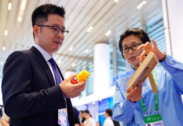 (260905) -- SHENZHEN, Sept. 5, 2026 (Xinhua) -- A staff member (R) introduces 3D-printed products to a visitor during the Asia-Pacific Media Forum in Shenzhen, south China's Guangdong Province, Sept. 5, 2026.
  The Asia-Pacific Media Forum opened on Saturday in Shenzhen, with the theme of "Building a Path to Shared Prosperity for the Asia-Pacific Community: Media Consensus and Action."
   The forum held an exhibition of scientific and technological innovation achievements, mainly showcasing cutting-edge innovation achievements in Guangdong Province, especially in Shenzhen. (Xinhua/Li An)