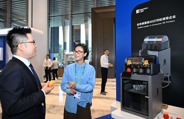 (260905) -- SHENZHEN, Sept. 5, 2026 (Xinhua) -- A staff member (R) introduces a 3D printer to a visitor during the Asia-Pacific Media Forum in Shenzhen, south China's Guangdong Province, Sept. 5, 2026.
  The Asia-Pacific Media Forum opened on Saturday in Shenzhen, with the theme of "Building a Path to Shared Prosperity for the Asia-Pacific Community: Media Consensus and Action."
   The forum held an exhibition of scientific and technological innovation achievements, mainly showcasing cutting-edge innovation achievements in Guangdong Province, especially in Shenzhen. (Xinhua/Deng Hua)