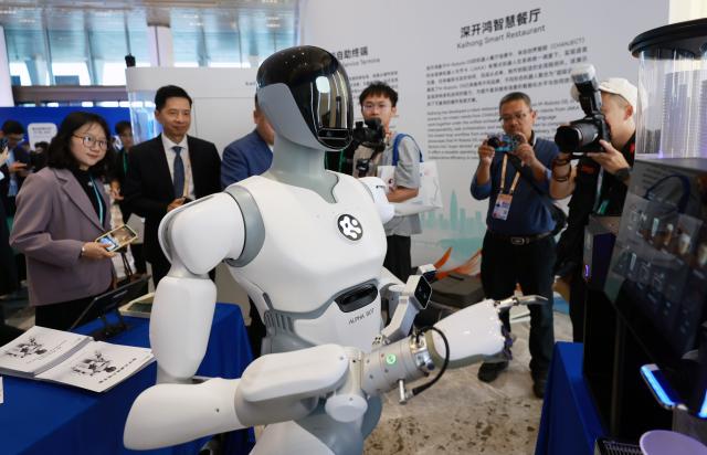 (260905) -- SHENZHEN, Sept. 5, 2026 (Xinhua) -- Visitors watch a robot making coffee during the Asia-Pacific Media Forum in Shenzhen, south China's Guangdong Province, Sept. 5, 2026.
  The Asia-Pacific Media Forum opened on Saturday in Shenzhen, with the theme of "Building a Path to Shared Prosperity for the Asia-Pacific Community: Media Consensus and Action."
   The forum held an exhibition of scientific and technological innovation achievements, mainly showcasing cutting-edge innovation achievements in Guangdong Province, especially in Shenzhen. (Xinhua/Gao Jing)
