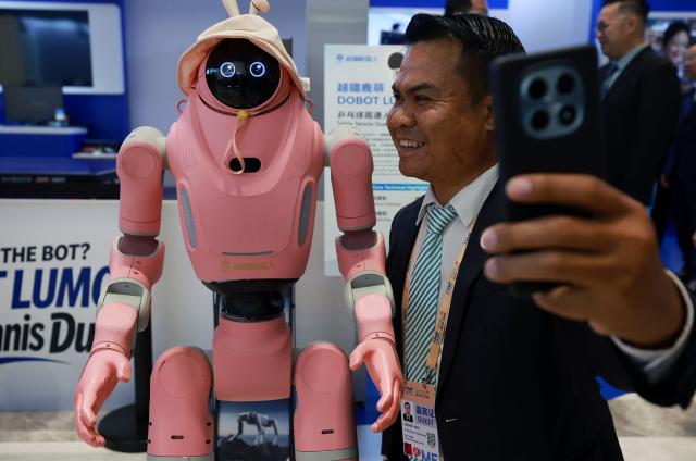 (260905) -- SHENZHEN, Sept. 5, 2026 (Xinhua) -- A visitor takes selfies with a robot during the Asia-Pacific Media Forum in Shenzhen, south China's Guangdong Province, Sept. 5, 2026.
  The Asia-Pacific Media Forum opened on Saturday in Shenzhen, with the theme of "Building a Path to Shared Prosperity for the Asia-Pacific Community: Media Consensus and Action."
   The forum held an exhibition of scientific and technological innovation achievements, mainly showcasing cutting-edge innovation achievements in Guangdong Province, especially in Shenzhen. (Xinhua/Gao Jing)