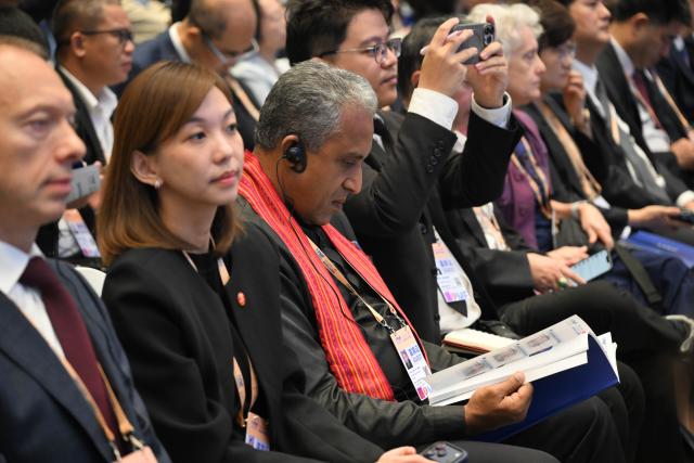 (260905) -- SHENZHEN, Sept. 5, 2026 (Xinhua) -- Guests attend the opening ceremony of the Asia-Pacific Media Forum in Shenzhen, south China's Guangdong Province, Sept. 5, 2026.
  The Asia-Pacific Media Forum opened on Saturday in Shenzhen, with the theme of "Building a Path to Shared Prosperity for the Asia-Pacific Community: Media Consensus and Action."
  More than 400 representatives from over 40 countries and regions, as well as UN agencies and international organizations, attended the event. (Xinhua/Deng Hua)