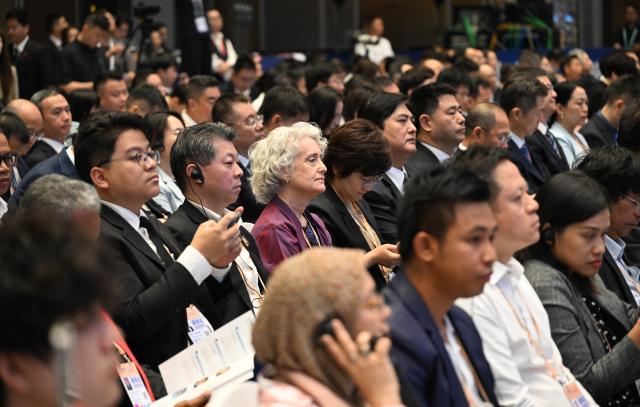 (260905) -- SHENZHEN, Sept. 5, 2026 (Xinhua) -- Guests attend the opening ceremony of the Asia-Pacific Media Forum in Shenzhen, south China's Guangdong Province, Sept. 5, 2026.
  The Asia-Pacific Media Forum opened on Saturday in Shenzhen, with the theme of "Building a Path to Shared Prosperity for the Asia-Pacific Community: Media Consensus and Action."
  More than 400 representatives from over 40 countries and regions, as well as UN agencies and international organizations, attended the event. (Xinhua/Deng Hua)