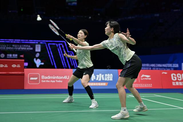 (260905) -- SHENZHEN, Sept. 5, 2026 (Xinhua) -- Nakade Sumire (R)/Takahashi Miyu compete during the women's doubles semifinal match between Nakade Sumire/Takahashi Miyu of Japan and Hirota Sayaka/Sakuramoto Ayako of Japan at China Masters 2026 badminton tournament in Shenzhen, south China's Guangdong Province, Sept. 5, 2026. (Photo by Chu Yan/Xinhua)