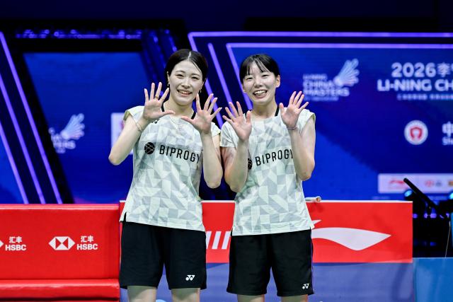 (260905) -- SHENZHEN, Sept. 5, 2026 (Xinhua) -- Nakade Sumire (R)/Takahashi Miyu react after the women's doubles semifinal match between Nakade Sumire/Takahashi Miyu of Japan and Hirota Sayaka/Sakuramoto Ayako of Japan at China Masters 2026 badminton tournament in Shenzhen, south China's Guangdong Province, Sept. 5, 2026. (Photo by Chu Yan/Xinhua)