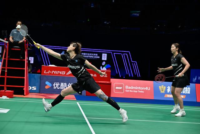 (260905) -- SHENZHEN, Sept. 5, 2026 (Xinhua) -- Hirota Sayaka (L)/Sakuramoto Ayako compete during the women's doubles semifinal match between Nakade Sumire/Takahashi Miyu of Japan and Hirota Sayaka/Sakuramoto Ayako of Japan at China Masters 2026 badminton tournament in Shenzhen, south China's Guangdong Province, Sept. 5, 2026. (Photo by Chu Yan/Xinhua)