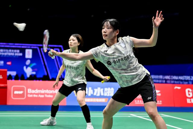 (260905) -- SHENZHEN, Sept. 5, 2026 (Xinhua) -- Nakade Sumire (R)/Takahashi Miyu compete during the women's doubles semifinal match between Nakade Sumire/Takahashi Miyu of Japan and Hirota Sayaka/Sakuramoto Ayako of Japan at China Masters 2026 badminton tournament in Shenzhen, south China's Guangdong Province, Sept. 5, 2026. (Photo by Chu Yan/Xinhua)