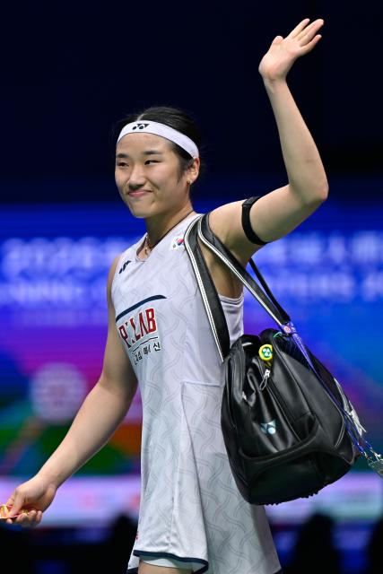 (260905) -- SHENZHEN, Sept. 5, 2026 (Xinhua) -- An Se Young greets the spectators after the women's singles semifinal match between An Se Young of South Korea and Yamaguchi Akane of Japan at China Masters 2026 badminton tournament in Shenzhen, south China's Guangdong Province, Sept. 5, 2026. (Photo by Chu Yan/Xinhua)