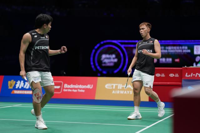 (260905) -- SHENZHEN, Sept. 5, 2026 (Xinhua) -- Tee Kai Wun (R)/Yap Roy King celebrate scoring during the men's doubles semifinal match between He Jiting/Ren Xiangyu of China and Tee Kai Wun/Yap Roy King of Malaysia at China Masters 2026 badminton tournament in Shenzhen, south China's Guangdong Province, Sept. 5, 2026. (Xinhua/Sun Fei)