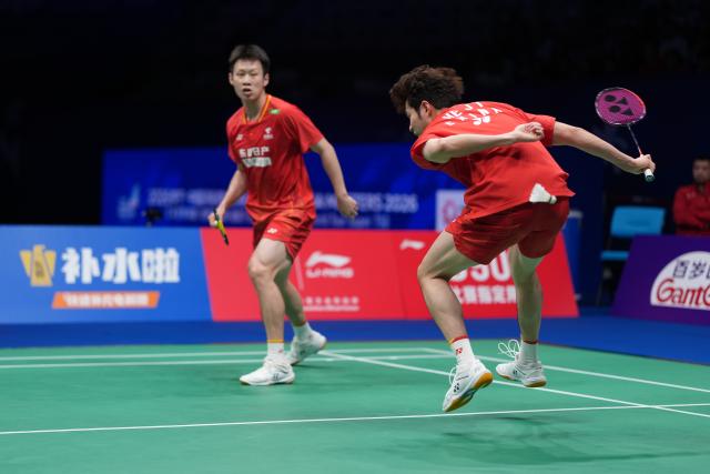 (260905) -- SHENZHEN, Sept. 5, 2026 (Xinhua) -- He Jiting (R)/Ren Xiangyu compete during the men's doubles semifinal match between He Jiting/Ren Xiangyu of China and Tee Kai Wun/Yap Roy King of Malaysia at China Masters 2026 badminton tournament in Shenzhen, south China's Guangdong Province, Sept. 5, 2026. (Xinhua/Sun Fei)