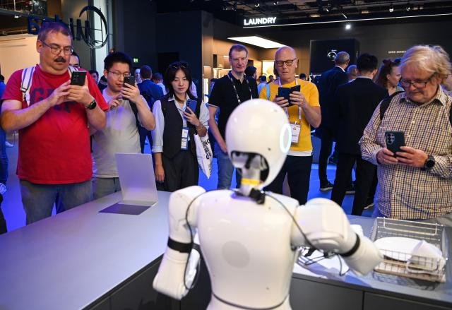(260905) -- BERLIN, Sept. 5, 2026 (Xinhua) -- People watch a robot demonstration at the exhibition area of Midea at IFA Berlin 2026 in Berlin, Germany, Sept. 5, 2026.
  IFA Berlin 2026, one of the world's largest trade fairs for consumer electronics and home appliances, opened Friday, with robotics and artificial intelligence (AI) taking center stage.
   At this year's IFA, Chinese brands continue to maintain a strong presence. Companies including TCL, Hisense, Haier, DJI and Xiaomi showcased their latest products and technologies, attracting considerable attention from media and visitors. (Xinhua/Zhang Haofu)