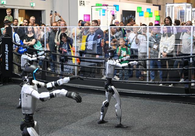 (260905) -- BERLIN, Sept. 5, 2026 (Xinhua) -- People watch robots performing at the exhibition area of Unitree at IFA Berlin 2026 in Berlin, Germany, Sept. 5, 2026.
  IFA Berlin 2026, one of the world's largest trade fairs for consumer electronics and home appliances, opened Friday, with robotics and artificial intelligence (AI) taking center stage.
   At this year's IFA, Chinese brands continue to maintain a strong presence. Companies including TCL, Hisense, Haier, DJI and Xiaomi showcased their latest products and technologies, attracting considerable attention from media and visitors. (Xinhua/Zhang Haofu)