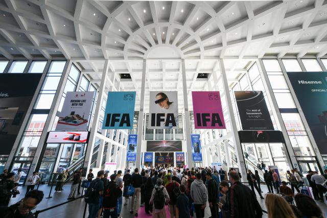 (260905) -- BERLIN, Sept. 5, 2026 (Xinhua) -- Visitors walk into the venue of IFA Berlin 2026 in Berlin, Germany, Sept. 5, 2026.
  IFA Berlin 2026, one of the world's largest trade fairs for consumer electronics and home appliances, opened Friday, with robotics and artificial intelligence (AI) taking center stage.
   At this year's IFA, Chinese brands continue to maintain a strong presence. Companies including TCL, Hisense, Haier, DJI and Xiaomi showcased their latest products and technologies, attracting considerable attention from media and visitors. (Xinhua/Zhang Haofu)