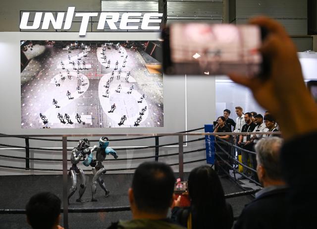 (260905) -- BERLIN, Sept. 5, 2026 (Xinhua) -- People watch a robot combat at the exhibition area of Unitree at IFA Berlin 2026 in Berlin, Germany, Sept. 5, 2026.
  IFA Berlin 2026, one of the world's largest trade fairs for consumer electronics and home appliances, opened Friday, with robotics and artificial intelligence (AI) taking center stage.
   At this year's IFA, Chinese brands continue to maintain a strong presence. Companies including TCL, Hisense, Haier, DJI and Xiaomi showcased their latest products and technologies, attracting considerable attention from media and visitors. (Xinhua/Zhang Haofu)