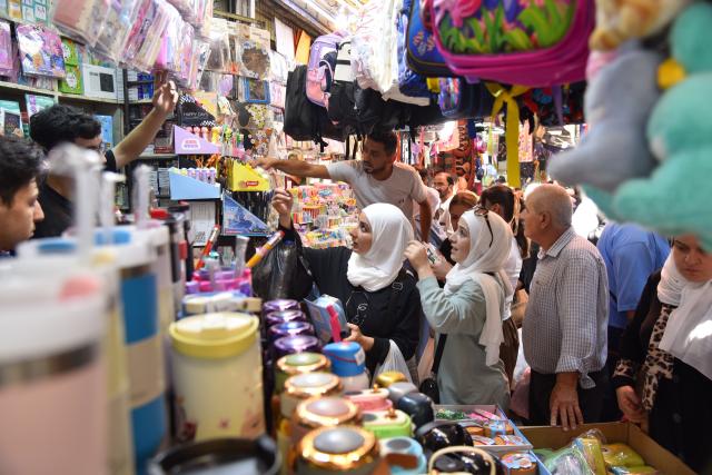 (260905) -- DAMASCUS, Sept. 5, 2026 (Xinhua) -- People shop for stationery and other school supplies in preparation for the start of the new academic year at a market in Damascus, Syria, Sept. 5, 2026. (Photo by Monsef Memari/Xinhua)