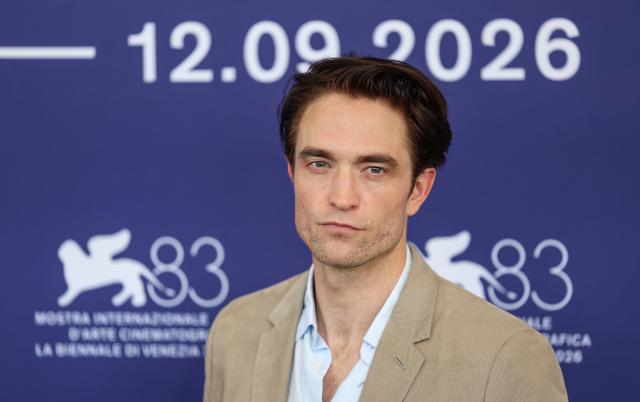 (260905) -- VENICE, Sept. 5, 2026 (Xinhua) -- British actor Robert Pattinson of the film "Primetime" poses for the photocall of the film during the 83rd Venice International Film Festival in Venice, Italy, Sept. 5, 2026. (Xinhua/Wang Kaiyan)