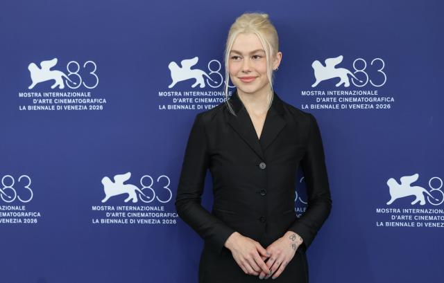 (260905) -- VENICE, Sept. 5, 2026 (Xinhua) -- American actress Phoebe Bridgers of the film "Primetime" poses for the photocall of the film during the 83rd Venice International Film Festival in Venice, Italy, Sept. 5, 2026. (Xinhua/Wang Kaiyan)