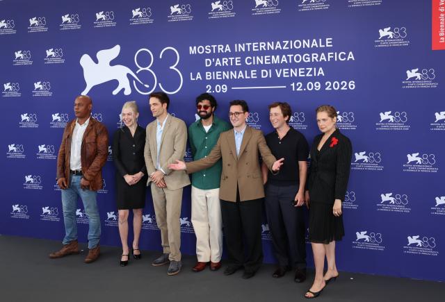 (260905) -- VENICE, Sept. 5, 2026 (Xinhua) -- Main crew of the film "Primetime" pose for the photocall of the film during the 83rd Venice International Film Festival in Venice, Italy, Sept. 5, 2026. (Xinhua/Wang Kaiyan)