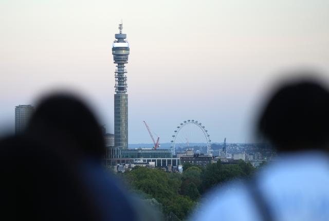 (260905) -- LONDON, Sept. 5, 2026 (Xinhua) -- People look towards the BT Tower and the London Eye from Primrose Hill in London, Britain, on Sept. 5, 2026. (Xinhua/Zhang Feng)