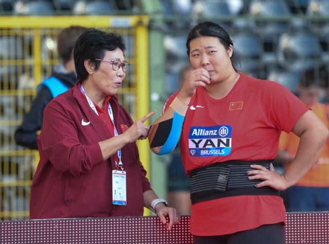 (260906) -- BRUSSELS, Sept. 6, 2026 (Xinhua) -- Yan Ziyi (R) of China is instructed by her coach Lu Xiurong during the women's javelin final at the 2026 World Athletics Diamond League athletics meeting in Brussels, on Sept. 5, 2026. (Xinhua/Weng Xinyang)