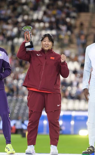(260906) -- BRUSSELS, Sept. 6, 2026 (Xinhua) -- Yan Ziyi of China celebrates with the trophy after claiming the title of the women's javelin event at the 2026 World Athletics Diamond League athletics meeting in Brussels, on Sept. 5, 2026. (Xinhua/Weng Xinyang)