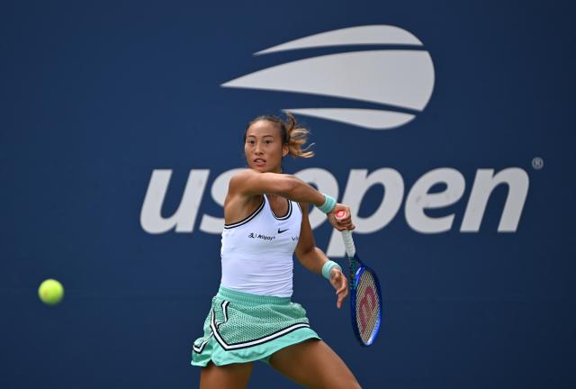 (260906) -- NEW YORK, Sept. 6, 2026 (Xinhua) -- Zheng Qinwen returns a shot during the women's singles third round match betweetn Zheng Qinwen of China and Madison Keys of the United States at the 2026 US Open tennis championships in New York, the United States, Sept. 5, 2026. (Xinhua/Li Rui)