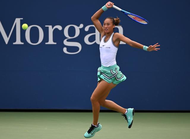 (260906) -- NEW YORK, Sept. 6, 2026 (Xinhua) -- Zheng Qinwen returns a shot during the women's singles third round match betweetn Zheng Qinwen of China and Madison Keys of the United States at the 2026 US Open tennis championships in New York, the United States, Sept. 5, 2026. (Xinhua/Li Rui)
