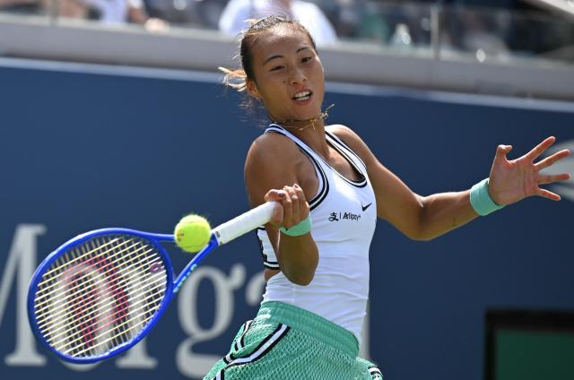 (260906) -- NEW YORK, Sept. 6, 2026 (Xinhua) -- Zheng Qinwen returns a shot during the women's singles third round match betweetn Zheng Qinwen of China and Madison Keys of the United States at the 2026 US Open tennis championships in New York, the United States, Sept. 5, 2026. (Xinhua/Li Rui)