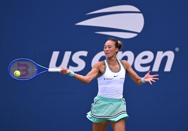 (260906) -- NEW YORK, Sept. 6, 2026 (Xinhua) -- Zheng Qinwen returns a shot during the women's singles third round match betweetn Zheng Qinwen of China and Madison Keys of the United States at the 2026 US Open tennis championships in New York, the United States, Sept. 5, 2026. (Xinhua/Li Rui)