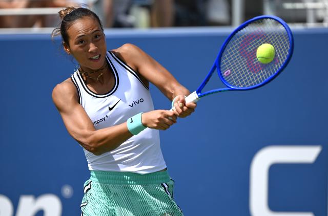 (260906) -- NEW YORK, Sept. 6, 2026 (Xinhua) -- Zheng Qinwen returns a shot during the women's singles third round match betweetn Zheng Qinwen of China and Madison Keys of the United States at the 2026 US Open tennis championships in New York, the United States, Sept. 5, 2026. (Xinhua/Li Rui)