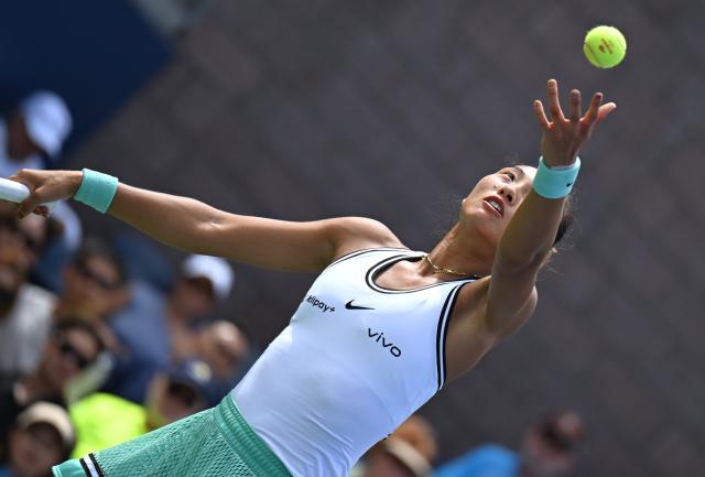 (260906) -- NEW YORK, Sept. 6, 2026 (Xinhua) -- Zheng Qinwen serves during the women's singles third round match betweetn Zheng Qinwen of China and Madison Keys of the United States at the 2026 US Open tennis championships in New York, the United States, Sept. 5, 2026. (Xinhua/Li Rui)