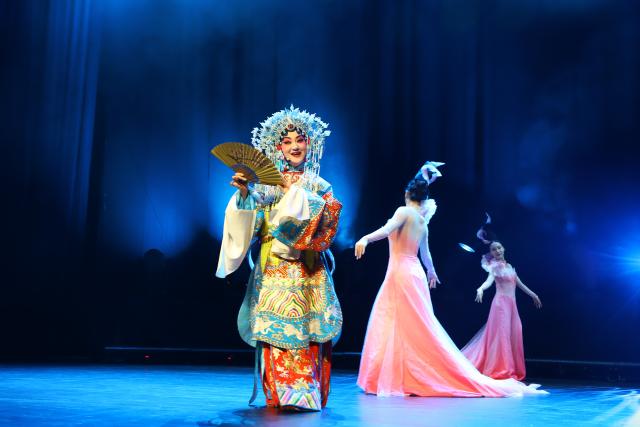 (260906) -- DUISBURG, Sept. 6, 2026 (Xinhua) -- Chinese artists perform during the opening gala of the 2026 Duisburg China Festival in Duisburg, Germany, Sept. 4, 2026. The 2026 Duisburg China Festival kicked off here on Friday afternoon, with participation from some Chinese and German cities, aimed at strengthening ties between the two countries.
  The three-day festival features a wide range of cultural booths and interactive zones showcasing traditional Chinese cuisine, culture and contemporary art.
  On Friday evening, top-tier performing arts troupes from Wuhan, capital city of central China's Hubei Province, jointly staged the festival's opening gala. (Xinhua/Liu Xiang)