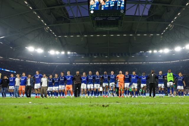 (260906) -- GELSENKIRCHEN, Sept. 6, 2026 (Xinhua) -- Players of FC Schalke 04 greet fans after the German first division Bundesliga football match between FC Schalke 04 and FC Bayern Munich in Gelsenkirchen, Germany, Sept. 5, 2026. (Photo by Joachim Bywaletz/Xinhua)