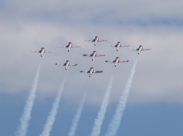 (260906) -- TORONTO, Sept. 6, 2026 (Xinhua) -- Aircraft of the Canadian Forces Snowbirds perform during the 2026 Canadian International Air Show (CIAS) in Toronto, Canada, on Sept. 5, 2026. The annual show kicked off here on Saturday and will last until Sept. 7. (Photo by Zou Zheng/Xinhua)