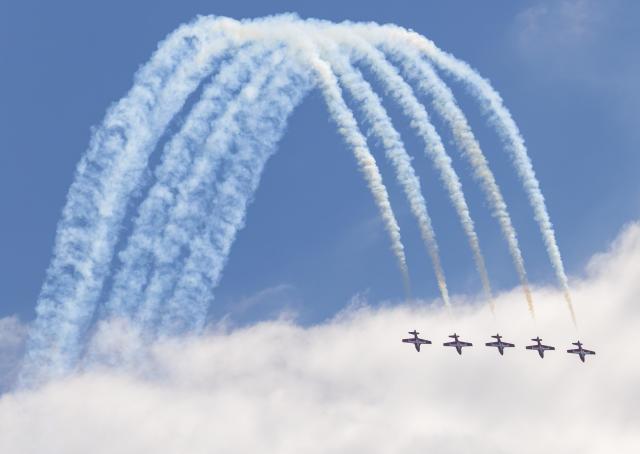 (260906) -- TORONTO, Sept. 6, 2026 (Xinhua) -- Aircraft of the Canadian Forces Snowbirds perform during the 2026 Canadian International Air Show (CIAS) in Toronto, Canada, on Sept. 5, 2026. The annual show kicked off here on Saturday and will last until Sept. 7. (Photo by Zou Zheng/Xinhua)