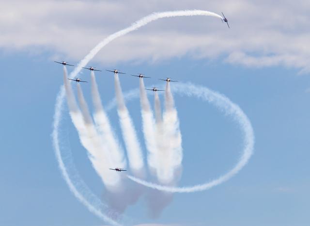 (260906) -- TORONTO, Sept. 6, 2026 (Xinhua) -- Aircraft of the Canadian Forces Snowbirds perform during the 2026 Canadian International Air Show (CIAS) in Toronto, Canada, on Sept. 5, 2026. The annual show kicked off here on Saturday and will last until Sept. 7. (Photo by Zou Zheng/Xinhua)