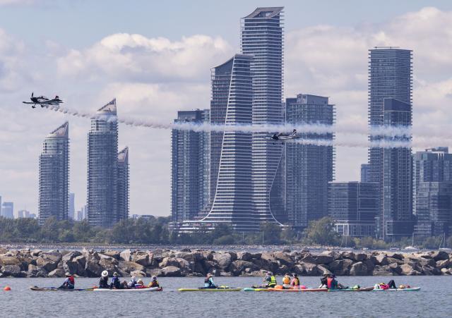 (260906) -- TORONTO, Sept. 6, 2026 (Xinhua) -- People watch an aerobatic performance from paddleboards on the lake during the 2026 Canadian International Air Show (CIAS) in Toronto, Canada, on Sept. 5, 2026. The annual show kicked off here on Saturday and will last until Sept. 7. (Photo by Zou Zheng/Xinhua)