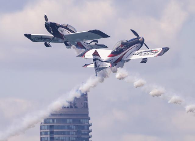 (260906) -- TORONTO, Sept. 6, 2026 (Xinhua) -- An aerobatic team performs during the 2026 Canadian International Air Show (CIAS) in Toronto, Canada, on Sept. 5, 2026. The annual show kicked off here on Saturday and will last until Sept. 7. (Photo by Zou Zheng/Xinhua)