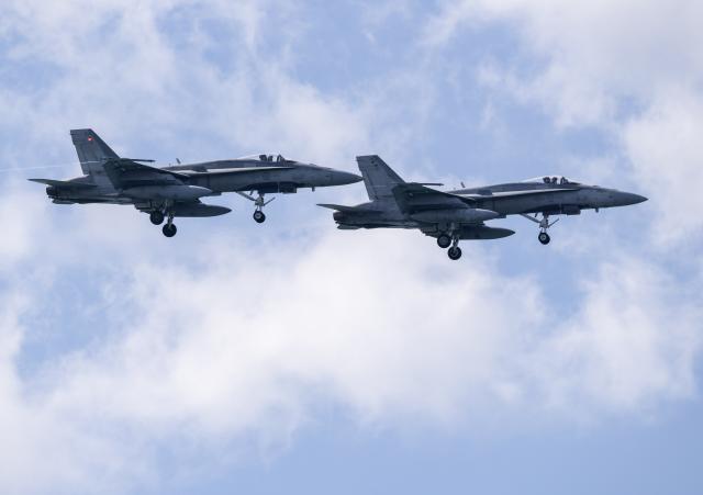 (260906) -- TORONTO, Sept. 6, 2026 (Xinhua) -- Two CF-18 Hornets perform during the 2026 Canadian International Air Show (CIAS) in Toronto, Canada, on Sept. 5, 2026. The annual show kicked off here on Saturday and will last until Sept. 7. (Photo by Zou Zheng/Xinhua)