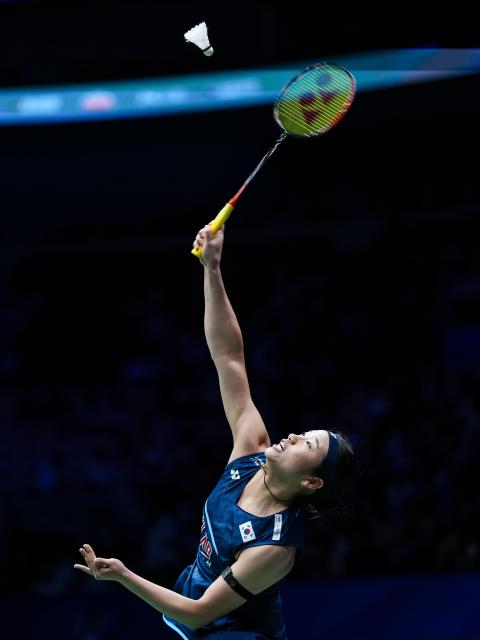 (260906) -- SHENZHEN, Sept. 6, 2026 (Xinhua) -- An Se Young of South Korea hits a return during the women's singles final match against Miyazaki Tomoka of Japan at China Masters 2026 badminton tournament in Shenzhen, south China's Guangdong Province, Sept. 6, 2026. (Xinhua/Sun Fei)
