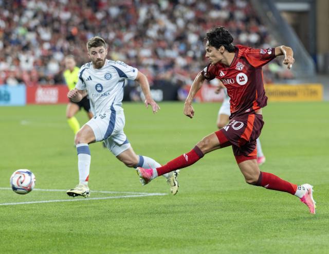 (260906) -- TORONTO, Sept. 6, 2026 (Xinhua) -- Daniel Salloi (R) of Toronto FC shoots during the 2026 Major League Soccer (MLS) regular season match between Toronto FC and Chicago Fire FC at BMO Field in Toronto, Canada, Sept. 5, 2026. (Photo by Zou Zheng/Xinhua)