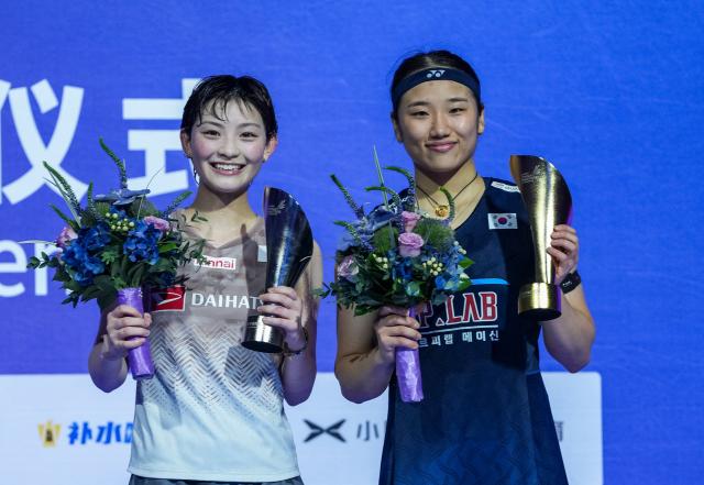 (260906) -- SHENZHEN, Sept. 6, 2026 (Xinhua) -- First-placed An Se Young (R) of South Korea and second-placed Miyazaki Tomoka of Japan pose during the awarding ceremony for the women's singles event at China Masters 2026 badminton tournament in Shenzhen, south China's Guangdong Province, Sept. 6, 2026. (Xinhua/Sun Fei)