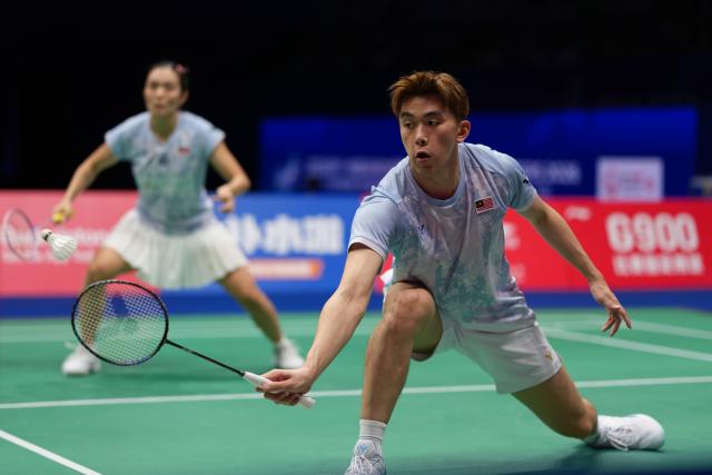 (260906) -- SHENZHEN, Sept. 6, 2026 (Xinhua) -- Hoo Pang Ron(R)/Lai Pei Jing of Malaysia compete during the mixed doubles final match against Feng Yanzhe/Huang Dongping of China at China Masters 2026 badminton tournament in Shenzhen, south China's Guangdong Province, Sept. 6, 2026. (Xinhua/Sun Fei)