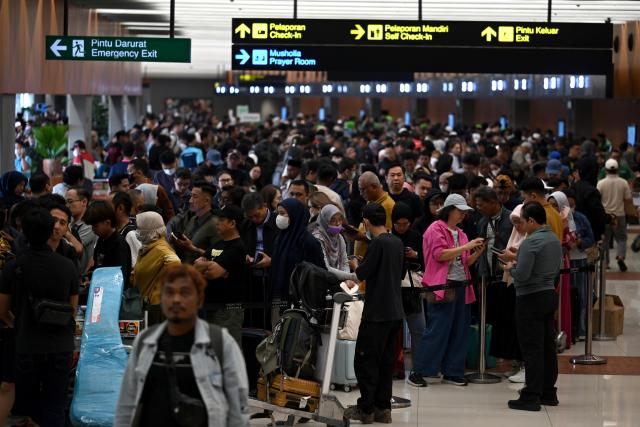 (260906) -- JAKARTA, Sept. 6, 2026 (Xinhua) -- Travelers wait in line at Soekarno-Hatta International Airport in Tangerang, Banten province, Indonesia, Sept. 6, 2026. Indonesia's Soekarno-Hatta International Airport near Jakarta was temporarily closed early Sunday after volcanic ash from an eruption of Mount Anak Krakatau was detected in the airport area, disrupting dozens of flights, the Ministry of Transportation said.
  In addition to Soekarno-Hatta International Airport, authorities temporarily closed Halim Perdanakusuma Airport in Jakarta, Budiarto Airport in Curug, Tangerang and Radin Inten II Airport in Lampung. (Xinhua/Agung Kuncahya B.)